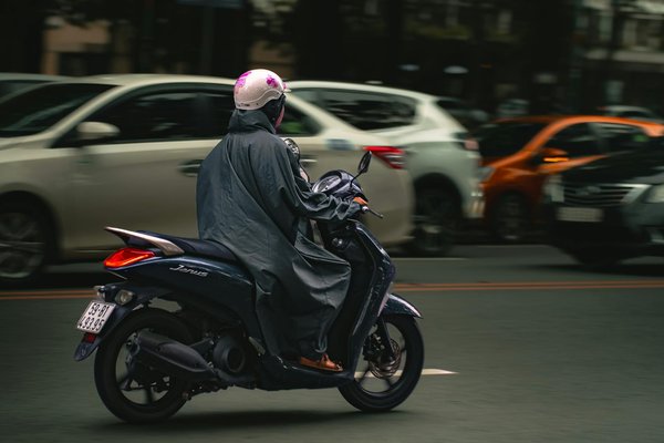 Comment optimiser la consommation de carburant sur une KTM 390 Adventure pour des voyages longue distance ?