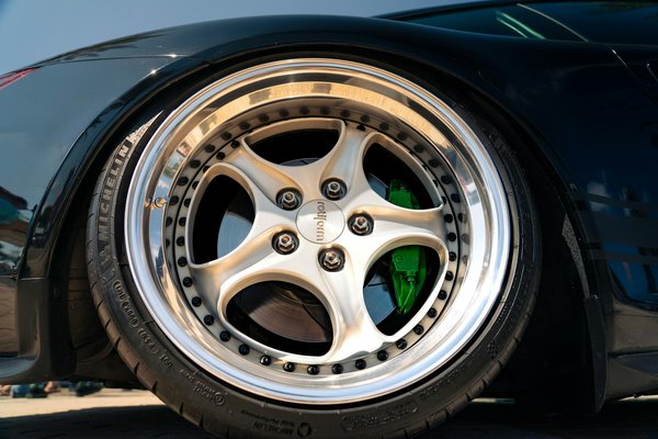 Quels sont les avantages des systèmes de climatisation solaires pour les véhicules de transport de marchandises?