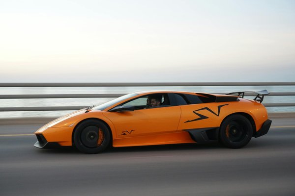 Quels sont les avantages des systèmes de régulation de couple pour une conduite sportive?